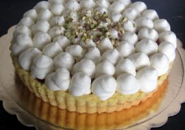 crostata con crema chantilly e fragole