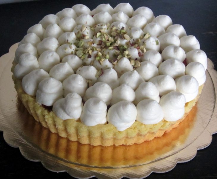 crostata con crema chantilly e fragole